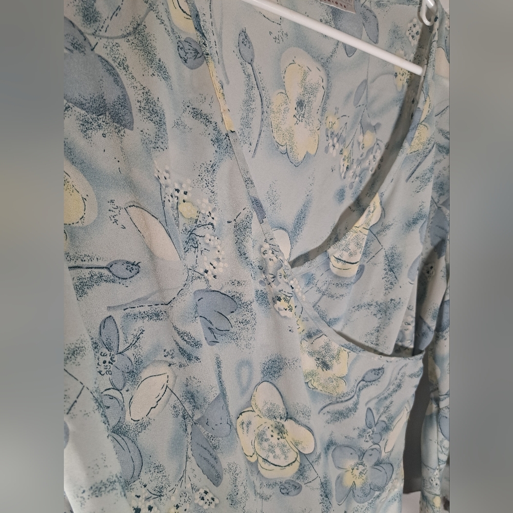 East West Vintage Baby Blue Floral Flowy Top Size Large Cross Front 3/4 Sleeve - Picture 4 of 10
